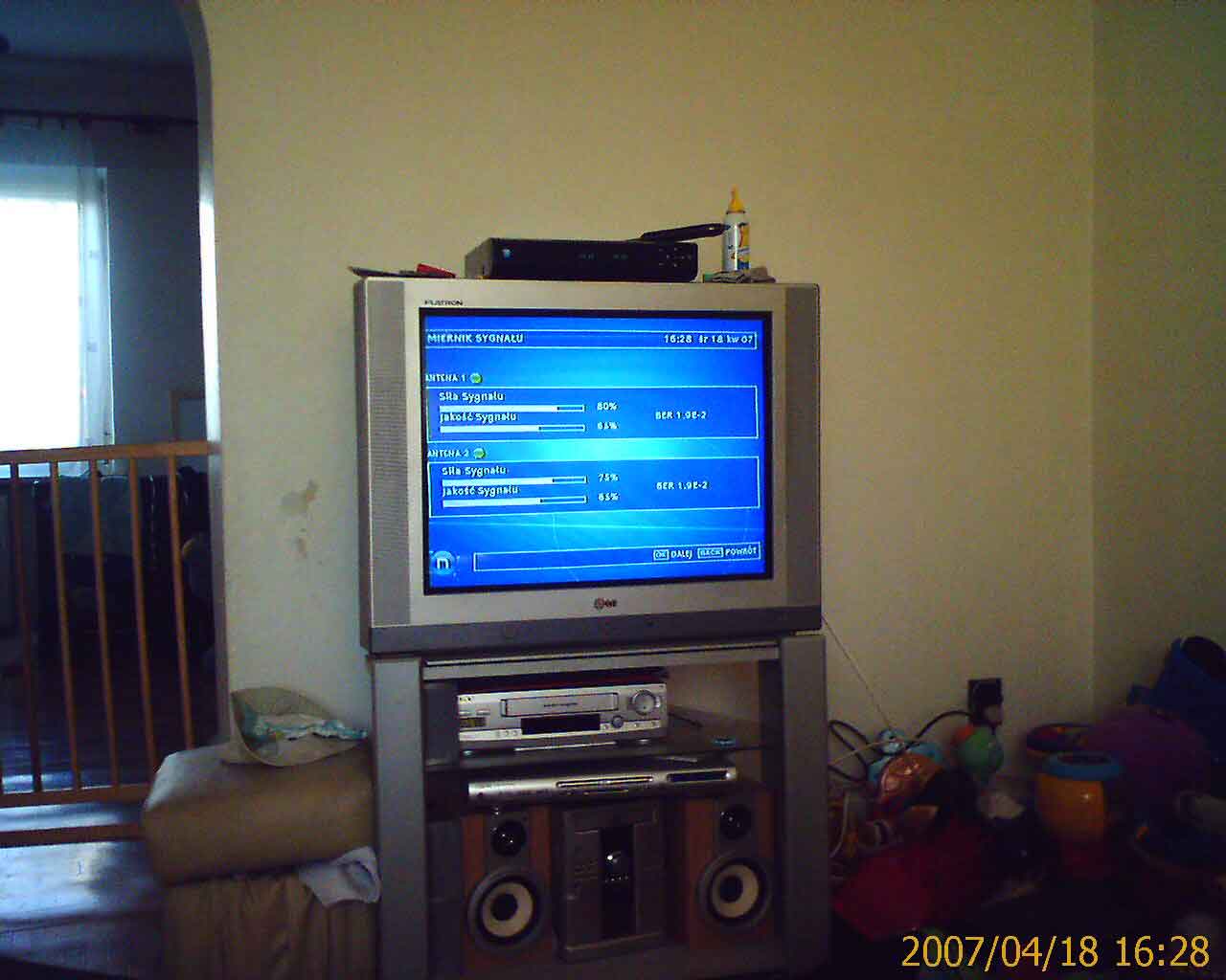 Instalacja N telewizji nowej generacji gdzies pomiedzy Zegrzem a Serockiem - parametry nie sa moze zbyt imponujace ale zapewniaja bezproblemowy odbior i nagrywanie programow