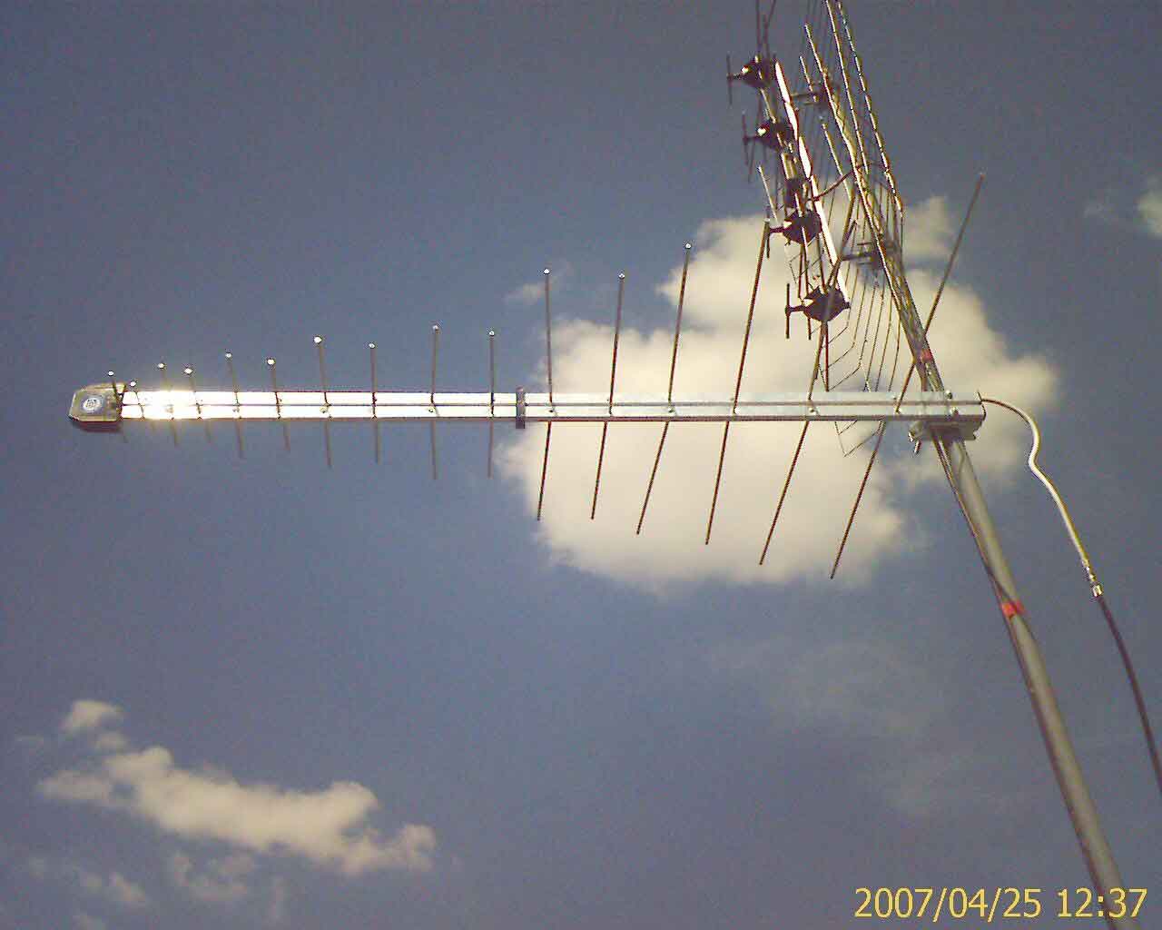 szerokopasmowa antena logarytmiczna do odbioru programw telewizyjnych nadawanych drog naziemn, w niektrych wypadkach sprawdza si lepiej ni tradycyjne anteny siatkowe 