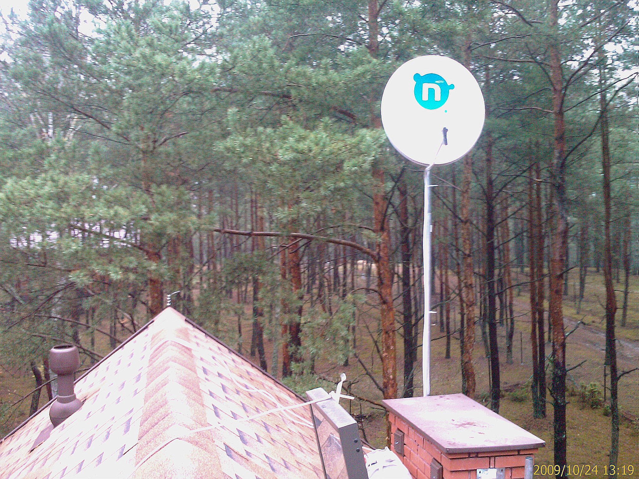 kłopoty z odbiorem N telewizji enka słaby sygnał spowodowany bliskością drzew, montaż anteny N TV telewizji na dachu w trudnych warunkach pogodowych, instalacja N en TV zakończona sukcesem, początkowo słaba siła i jakość sygnału N tv eNki poprawiła się znacznie po zastosowaniu odpowiedniej wysokości masztu, montaż n tv pludy choszczówka białołęka instalator anteny satelitarnej piastów pruszków