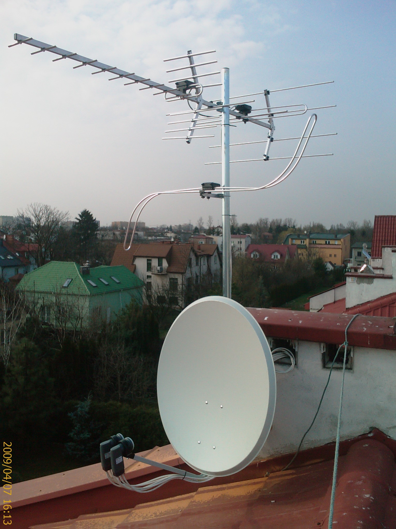 Ursus montaż instalacji do odbioru radia i telewizji naziemnej i satelitarnej z Astry i Hotbirda, instalacja wykonana w oparciu o multiswich, sygnał rozsyłany do czterech punktów odbioru.